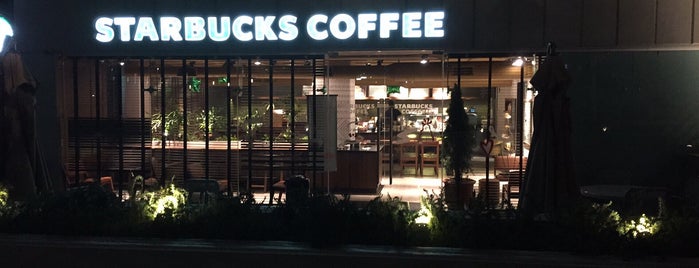 Starbucks is one of สถานที่ที่ Lorena ถูกใจ.