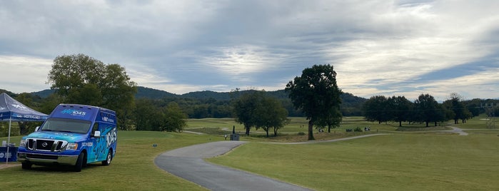 egwani farms golf course is one of สถานที่ที่ Charley ถูกใจ.