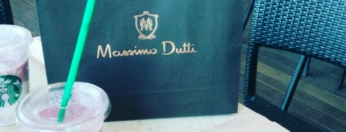 Massimo Dutti is one of สถานที่ที่ Helena ถูกใจ.