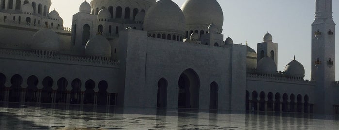 Sheikh Zayed Grand Mosque is one of Lieux qui ont plu à Agneishca.