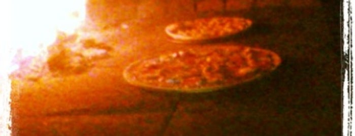 Pizza Cuore e legna is one of Lugares guardados de Antonio.