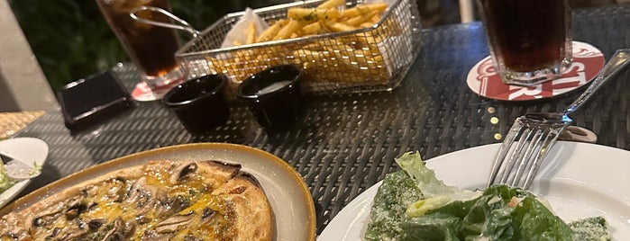 Canopy Garden Dining & Bar is one of Camilleさんの保存済みスポット.