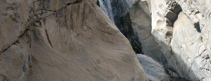 Tahquitz Canyon Waterfall is one of สถานที่ที่ Tim ถูกใจ.