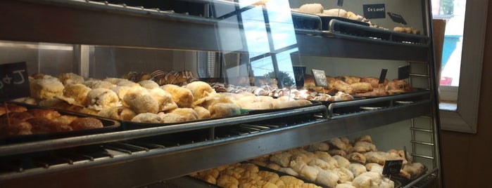 Lipkin's Bakery is one of Lieux qui ont plu à The Traveler.