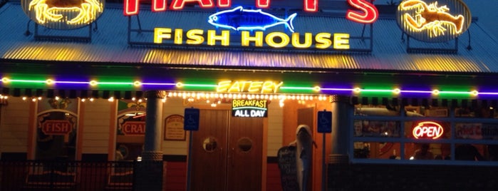 Happy's Fish House is one of Lugares favoritos de Matthew.