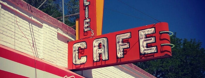 Mollie's Cafe is one of Lugares favoritos de BJ.