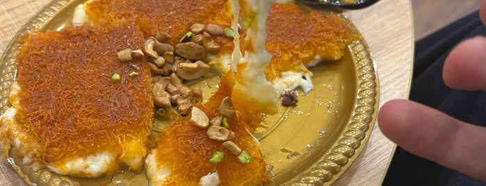 كنافة أصيل النابلسية is one of مطاعم وكافيهات بريدة.