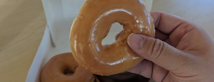Krispy Kreme Doughnuts is one of Maui Shellen Style.