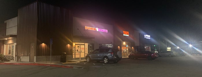 Dunkin' is one of Tempat yang Disukai Shawn.