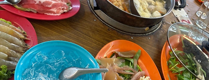 Hooi Kee Steamboat Restaurant 辉记海鲜火锅专店 is one of Butterworth.