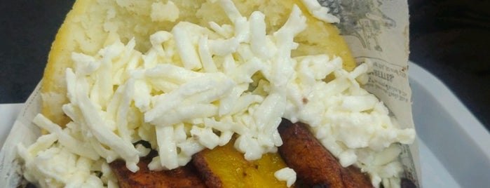 Bar-Cafeteria El Rayo is one of Arepas🍘.