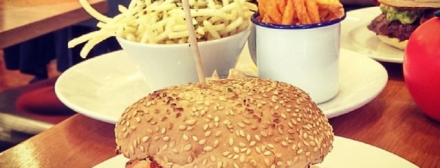 Gourmet Burger Kitchen is one of Chris'in Beğendiği Mekanlar.