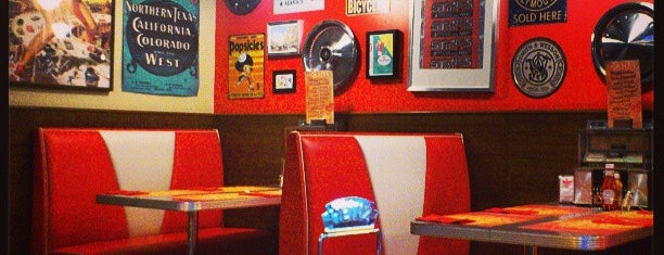 Bernie's Diner is one of Francisさんの保存済みスポット.