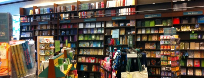 Barnes & Noble is one of สถานที่ที่ Chris ถูกใจ.