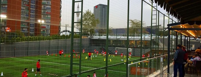 Futbol Park is one of สถานที่ที่ Mete ถูกใจ.