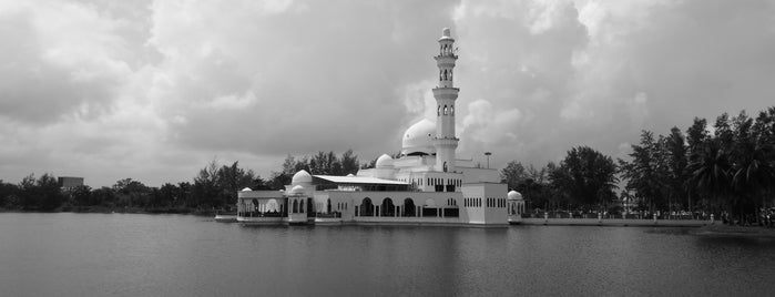 Masjid Tengku Tengah Zaharah (Masjid Terapung) is one of Locais curtidos por William.