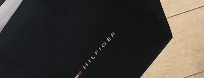 Tommy Hilfiger is one of Özdenさんのお気に入りスポット.