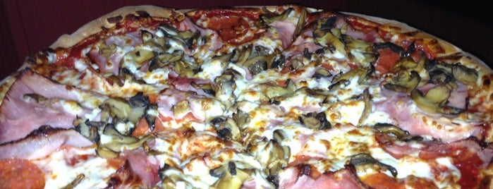 Vitale's Pizza is one of Lugares favoritos de Adrian.