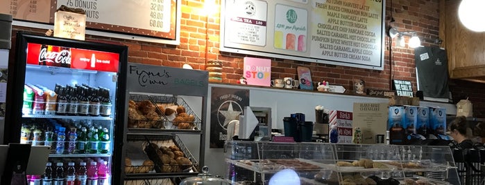 Fiona's Coffee Bar & Bakery is one of Tempat yang Disukai Alyssa.
