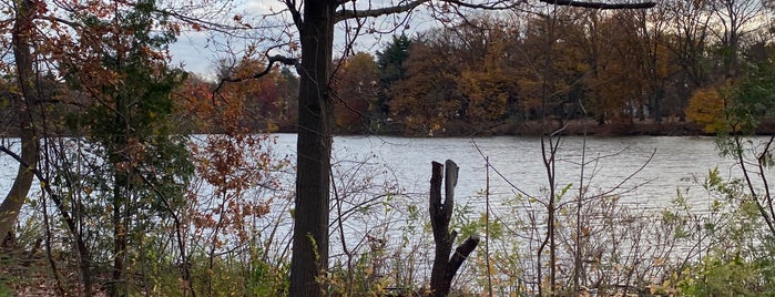 Lower Shaker Lake is one of Posti che sono piaciuti a John.