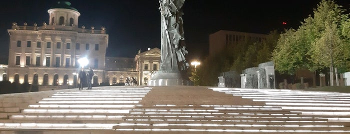 Памятник Священномученику Ермогену, Патриарху Московскому и Всея Руси is one of Памятники Москвы.