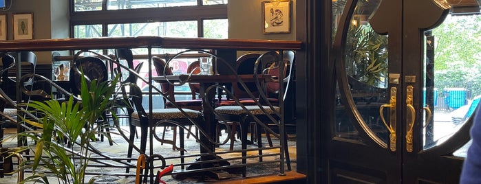 Henry's Cafe Bar is one of Locais curtidos por Tor.