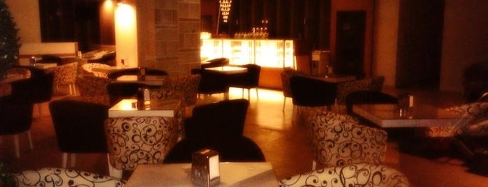 Este&Rella Cafe Restaurant is one of สถานที่ที่บันทึกไว้ของ Kahraman.