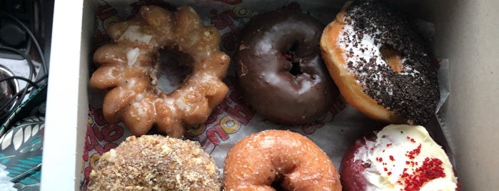 Gibson's Donuts is one of Locais curtidos por Cyndi.