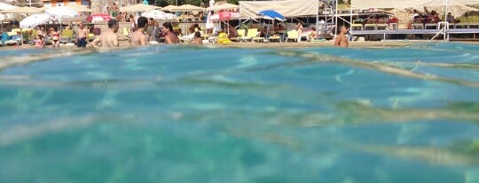 Akkum Beach Club is one of Posti che sono piaciuti a Pınar.