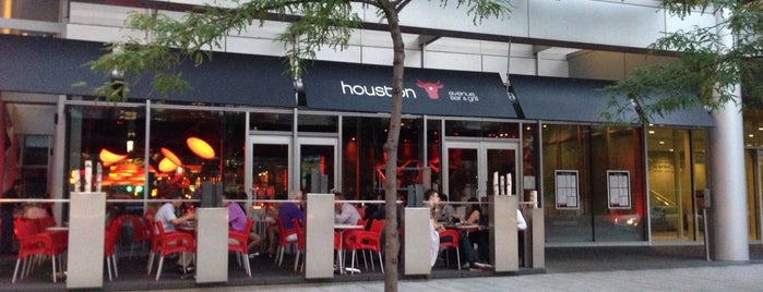 Houston Avenue Bar & Grill is one of Tempat yang Disukai Antoine.