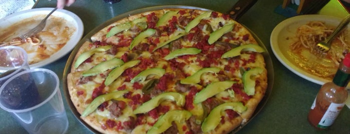 Ricchi Pizza is one of Locais curtidos por Laura.