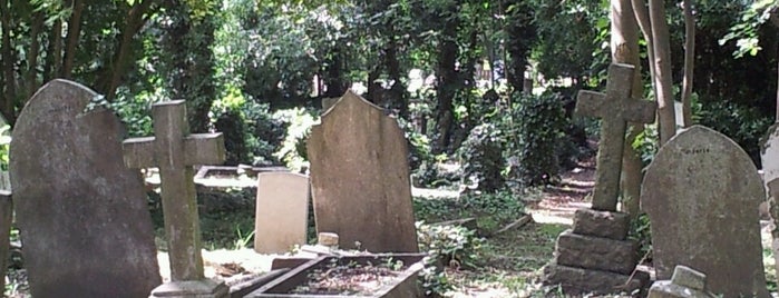 Highgate Cemetery is one of London N & NW.