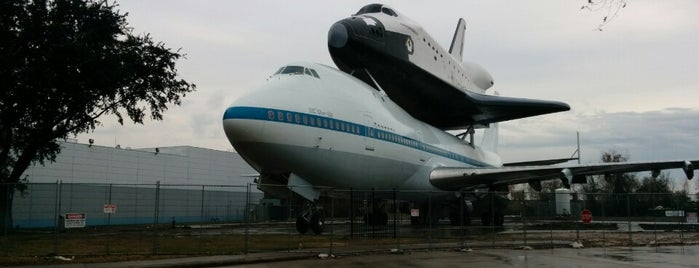NASA 905 - Shuttle Carrier Aircraft is one of สถานที่ที่ Mike ถูกใจ.