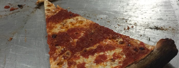Totonno's Pizzeria Napolitano is one of Posti che sono piaciuti a Jack.