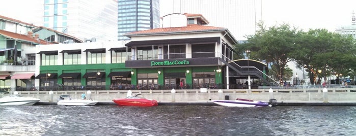 Fionn MacCool's Irish Pub & Restaurant is one of Lee'nin Kaydettiği Mekanlar.