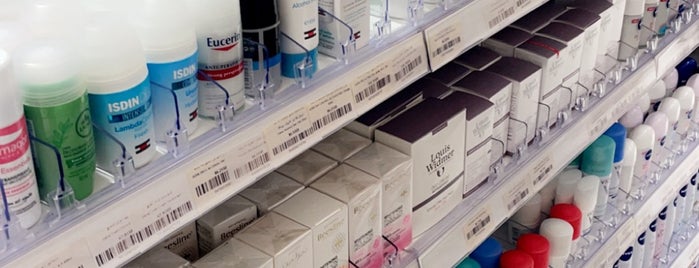 Whites Pharmacy is one of Nouf'un Beğendiği Mekanlar.