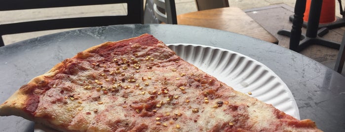 Pizza 23 is one of Lugares favoritos de Christina.