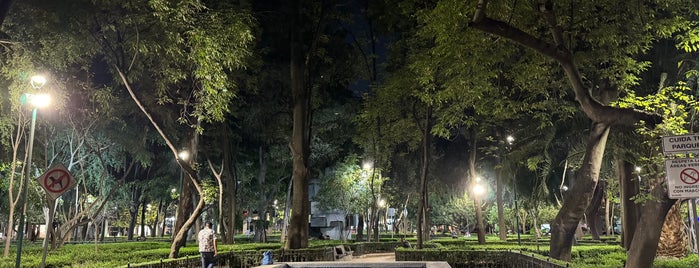 Plaza Uruguay is one of Parques y Áreas verdes.