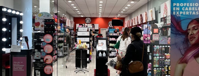 Sally Beauty Supply is one of Lugares favoritos de LM.