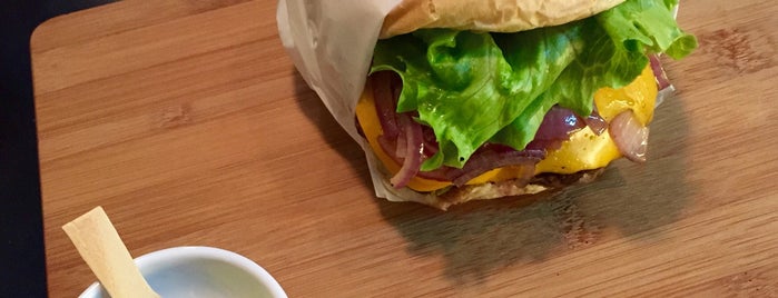Real Burger is one of สถานที่ที่บันทึกไว้ของ Eduardo.
