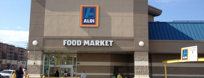 ALDI is one of Debさんのお気に入りスポット.