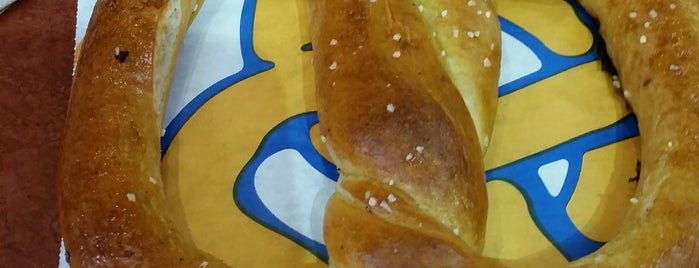 Auntie Anne's is one of Daniiさんのお気に入りスポット.