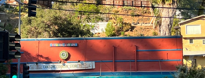 Laurel Canyon Country Store is one of Lugares guardados de kaleb.