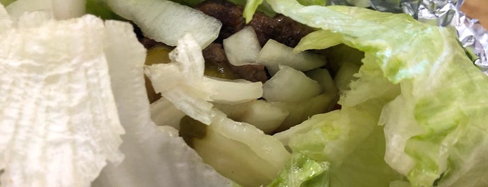 Five Guys is one of Joeさんのお気に入りスポット.