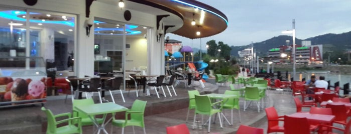 Elekçi Cafe is one of Lugares favoritos de Samet.