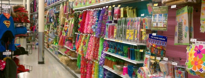 Party City is one of Aubrey Ramonさんのお気に入りスポット.