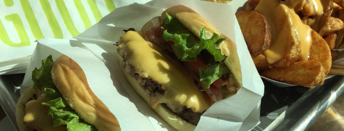 The Good Burger is one of Locais curtidos por Fabiola.