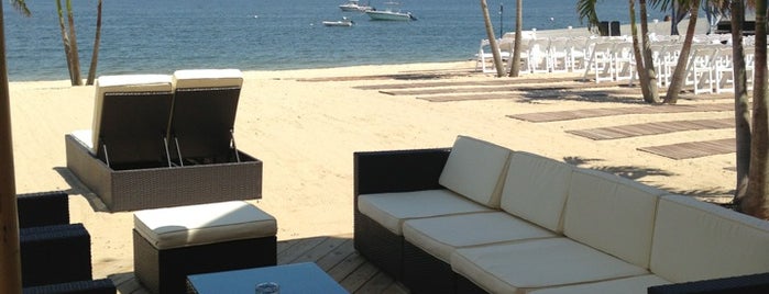 The Crescent Beach Club is one of Jessicaさんのお気に入りスポット.