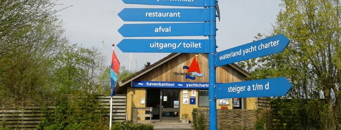Jachthaven Waterland is one of Orte, die Bernard gefallen.