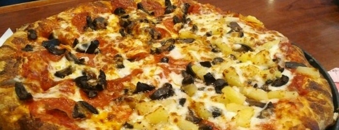 Barro's Pizza is one of Lugares favoritos de Brooke.